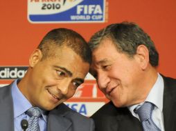 Romario (izq.) dialoga con el técnico Carlos Alberto Parreira. GETTY IMAGES SPORT  /