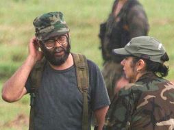 ‘‘Alfonso Cano’’ conversa con una guerrillera en una foto de 2000. REUTERS  /
