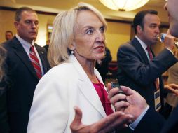 Jan Brewer habla con la prensa antes de tener su reunión  con la secretaria de seguridad de Estados Unidos, Janet Napolitano. AP  /