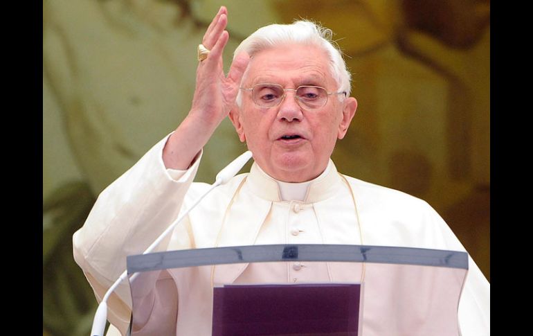 El Papa Benedicto XVI, durante el Angelus oficiado en su casa de campo, en Castelgandolfo. EFE  /