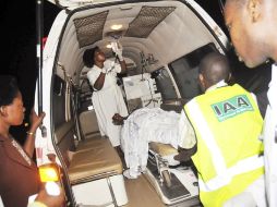 Paramédicos auxilian a las personas heridas tras los bombazos en Uganda. REUTERS  /