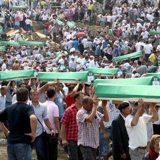 Bosnios recuerdan masacre de Srebrenica en 1995