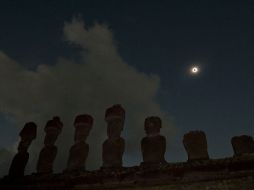 Aspecto de Moais de Anaquena durante el eclipse total de Sol, en la Isla de Pascua. EFE  /