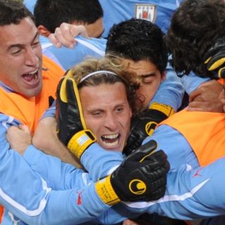 Forlán acredita el trofeo a sus compañeros