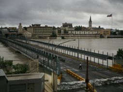 Los cruces fronterizos fueron cerrados por las afectaciones del huracán Alex en el Río Bravo. AP  /