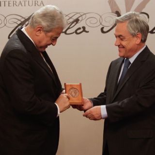 Antonio Cisneros  recibe premio Pablo Neruda