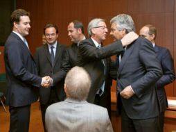 De iquierda a derecha los ministros de Gran Bretaña, Grecia, Alemania, Luxemburgo, el presidente del euro grupo y de Austria. EFE  /