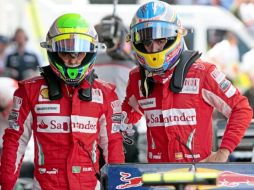 Fernando Alonso (der.) y Felipe Massa no han tenido una temporada a la altura de las expectativas de Ferrari. EFE  /