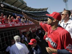 El pitcher abridor por la Liga Americana, David Price, regala pelotas autografiadas ayer, durante el derby de “home runs”. AP  /