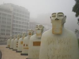 ''Nuestros silencios'', la instalación escultórica de 10 bustos gigantes de bronce. ESPECIAL  /