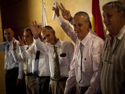 El primer grupo de exiliados arribó el martes al aeropuerto de Barajas en España. AP  /