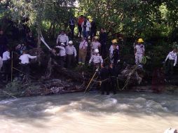 Personal de Bomberos tapatíos y del Semefo rescataron el cuerpo para trasladarlo al anfiteatro. O RUVALCABA  /