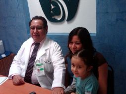 Karina, la joven que venció al cáncer de ovario, y su ginecólogo Ildefonso Ramos Aguilar. T. Villaseñor  /