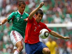 Foto de accion de Javier Hernandez de Mexico y de Ismael Fuentes (der.) de Chile, durante el juego amistoso. MEXSPORT  /