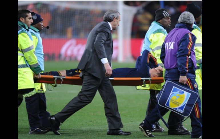 Fernando Torres sale lesionado del partido final del Mundial de Sudáfrica. AFP  /