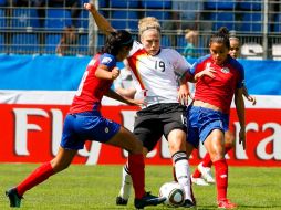 La futbolista alemana Kim Kulig (c), lucha por el balón con las costarricenses Daniela Cruz (izq.) y Mariela Campos. EFE  /