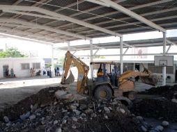 En una escuela afectada por las lluvias en Santa Catarina, Nuevo León, se realiza la remoción de escombros. EL UNIVERSAL  /