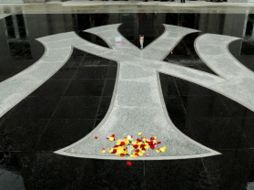 Pétalos de flores afuera del estadio de los Yankees, tras la muerte de su dueño, George Steinbrenner. EFE  /