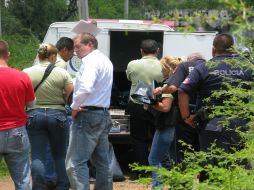 Peritos del Instituto Jalisciense de Ciencias Forenses realizaron el   levantamiento de los cadáveres. M PATIÑO  /