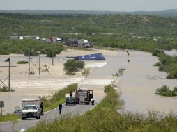 La inundación en la carretera de Nuevo Laredo impide el transporte de mercancías. EFE  /