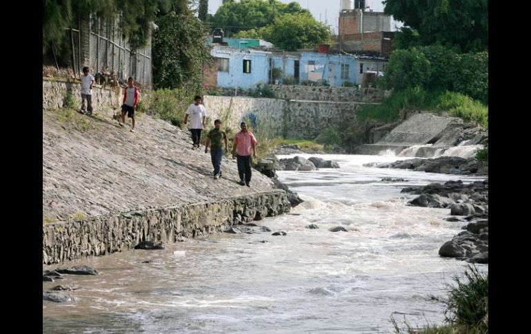 Canal de La Experiencia que pasa sobre Periferico al cruce con Alvaro Obregón en Zapopan. E. PACHECO  /
