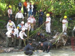 Durante 20 minutos bomberos tapatíos y zapopanos trabajaron en conjunto para rescatar el cuerpo. O. RUVALCABA  /