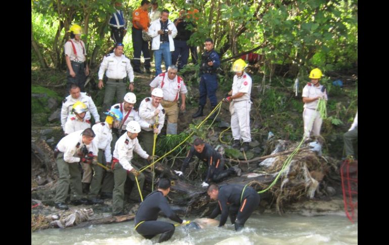Durante 20 minutos bomberos tapatíos y zapopanos trabajaron en conjunto para rescatar el cuerpo. O. RUVALCABA  /