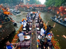 Miles de personas aclamaron en Amsterdam a los miembros de la Selección de Holanda, subcampeona mundial de futbol. EFE  /