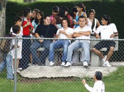 Andrés Guardado estuvo ayer en el entrenamiento del Atlas y dio autógrafos a los aficionados que lo identificaron. JAMMEDIA  /