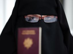 Foto de una mujer musulmana en Paris, que porta el velo en público. De aprobarse la ley, Francia convertirá en delito llevarlo. AFP  /