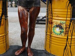 Activistas de Greenpeace realizan protetas en la sede de la Comisión Europea para exigir acciones concretas contra el derrame. REUTERS  /