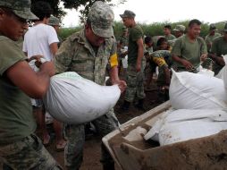 Algunos elementos del ejercito agredieron a periodistas, mientras otros ayudan a los afectados por 'Alex'. NTX  /