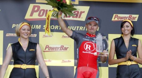 El ciclista portugués Sergio Paulinho, en el podio tras vencer de la décima etapa del Tour de Francia. AP  /