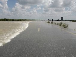 Carretera inundada de Nuevo Laredo, que fue cerrada al paso de mercancías por el desbordamiento de un río. EFE  /