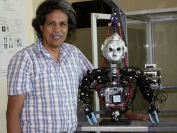 El investigador mexicano Eduardo Bayro al posar junto al robot ''Mexone''. EFE  /