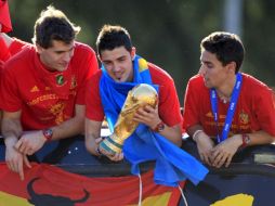 El delantero de la Selección española, David Villa (c), muestra la Copa del Mundo. EFE  /