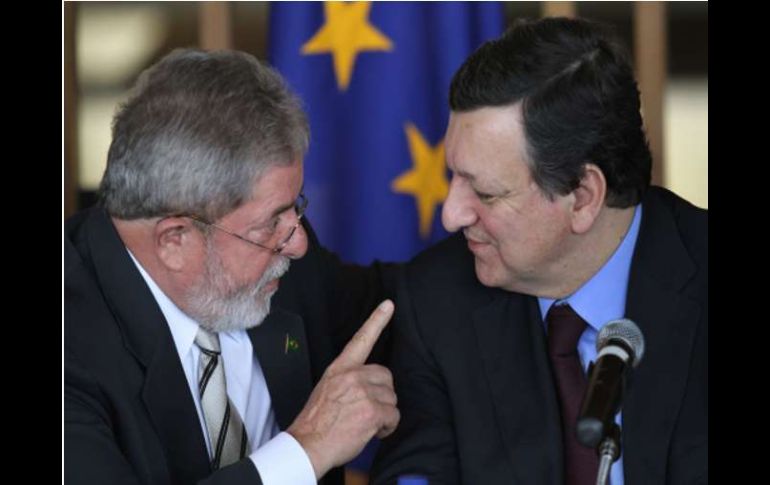 Inácio Lula da Silva, conversa con el presidente de la Comisión Europea, durante una conferencia de prensa. AP  /