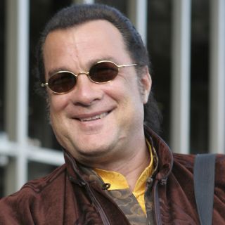 Retiran cargos por acoso sexual contra Steven Seagal