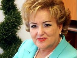 Rosalinda González de De la Cruz recibió el Galardón Ocho Columnas de Oro.  /