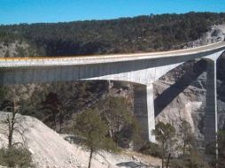 El puente será el más alto de América Latina, lo que permitirá librar una barranca de 520 metros. ESPECIAL  /
