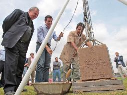 El alcalde de Tlaquepaque y el rector en la colocación de la primera piedra. S. NÚÑEZ  /