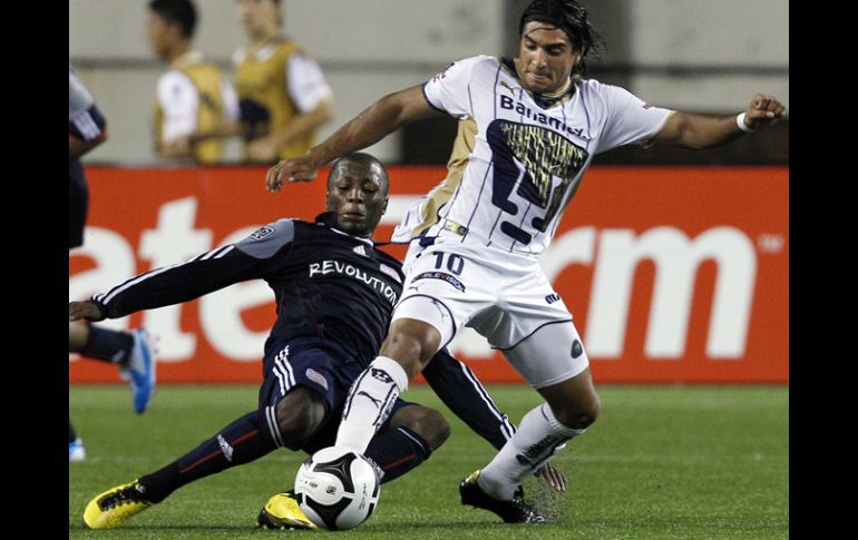 Martín Bravo (der) disputa el balón con Sainey Nyassi, hoy en el Gillette Stadium. AP  /