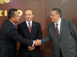 El nuevo secretario de Gobernación, Francisco Blake Mora, saluda a su hoy antecesor Fernando Gómez Mont. NTX  /