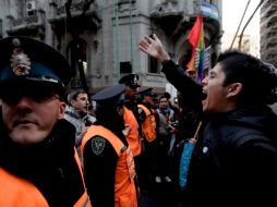 Afuera del Congreso, manifestantes a favor y en contra de la ley se mantuvieron apostados durante la noche. AP  /
