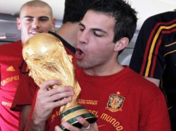 Cesc Fábregas sostiene la Copa del Mundo. AP  /