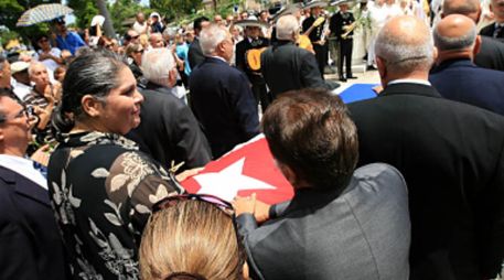 Al finalizar la misa, se escuchó en la iglesia la canción Habana interpretada por Guillot. EFE  /