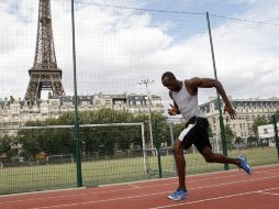 El velocista Usain Bolt entrena a los pies de la Torre Eiffel. AP  /