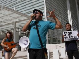 Activistas se manifiestan afuera del juzgado donde se analizan las demandas contra la SB 1070. REUTERS  /