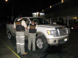 Peritos del Instituto Jalisciense de Ciencias Forenses realizaron el levantamiento de indicios en la camioneta baleada. M. PATIÑO  /
