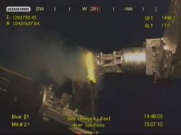 BP detuvo la fuga de crudo en el Golfo de México tras cerrar las válvulas de un nuevo embudo colocado sobre el pozo dañado. EFE  /